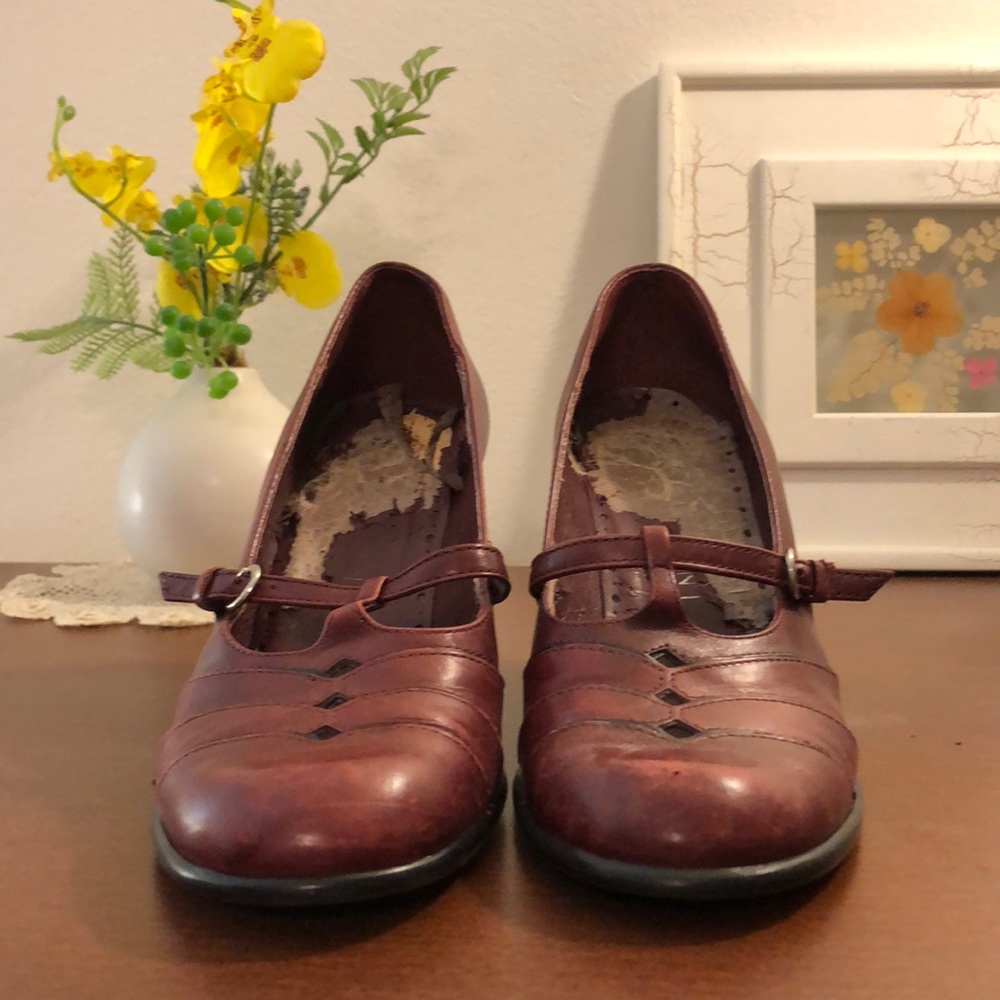Vintage feel burgundy heels